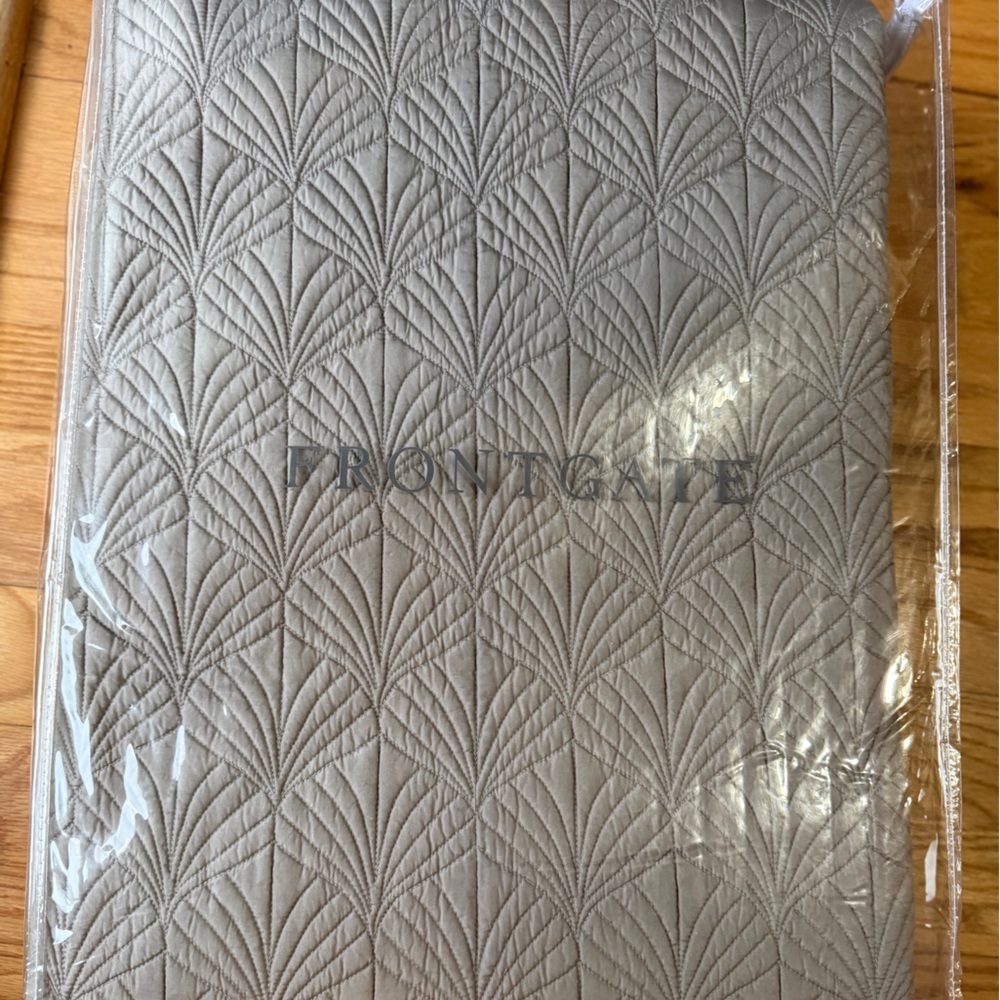 Frontgate Silk Quilt & 2 Standard Shams - NWT - Picture 9 of 16